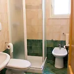Semesterbostad Otranto: Independent In An Elegant Residential Area, 550m From The Sea
