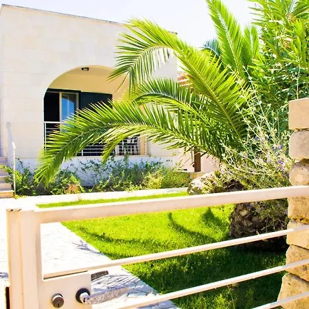 Semesterbostad Otranto: Independent In An Elegant Residential Area, 550m From The Sea Otranto
