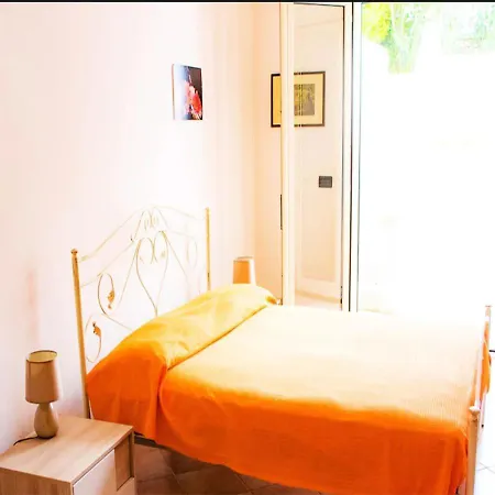 Semesterbostad Otranto: Independent In An Elegant Residential Area, 550m From The Sea